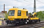 DB Netz Instandhaltung mit dem GAF 200  742 102  (99 80 9420 010-0) am 11.05.23 Vorbeifahrt Bahnhof Magdeburg-Neustadt.