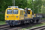 DB Netz Instandhaltung mit ihrem P&T Gleisarbeitsfahrzeug mit Kran  746 017  (D-DB 99 80 9110 017-7) + Drehgestell-Flachwagen am 09.05.23 Vorbeifahrt Bahnhof Dedensen-Gümmer.