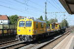 DB Netz Instandhaltung 746 017 (99 80 9110 017-7 D-DB) schiebt am 11.07.2023 in Hannover-Linden/Fischerhof den 37 80 3939 113-1 D-DB BA Richtung Seelze.