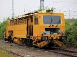 Die Einzelfehlerbeseitigungsmaschine ESM 661 der DB Netz Instandhaltung (97 43 52 001 17-2 Typ ESM - 08/275 Sprinter vom Hersteller Plasser & Theurer 1998/1115) am 24. August 2012 im Gterbahnhof Grnau