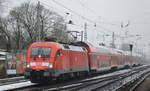 DB Regio Nordost mit dem RE1 nach Frankfurt/Oder mit  182 010  [NVR-Nummer: 91 80 6182 010-9 D-DB] bei winterlichem Wetter am 05.12.21 Berlin Hirschgarten.
