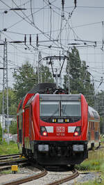 147 016 schob Mitte August 2021 eine Doppelstockeinheit auf der Linie RE3 durch Greifswald.