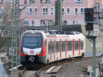 Der Elektrotriebzug 3427 009 A startet als RE 41 in Richtung Haltern am See und ist hier im März 2024 kurz vor der Ankunft an der Haltestelle Bochum-West zu gesehen.