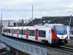 Der als RE 41 verkehrende Elektrotriebzug 3427 009 A ist hier im März 2024 auf der letzten Teilstrecke zum Endhaltepunkt am Hauptbahnhof Bochum-West zu sehen.