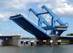 Die Hubbrcke bei Wolgast ist etwa halb offen, deutlich sind die Gleisenden zu erkennen, die auf dem festen Teil der Brcke angedrckt werden, 17.06.2008.