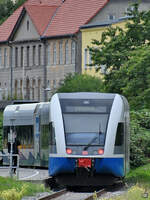 Die aneinander gekoppelten Triebzüge 646 102-3 und 646 103-1 haben Mitte August 2021 die Haltestelle Wolgast-Hafen erreicht.