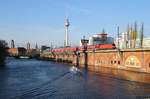 Am 15.01.18 passiert 182 013 mit einem RE1 nach Frankfurt(Oder) die Jannowitzbrücken.