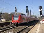 425 099-9 fährt mit einem Geschwister durch die Kölner Messe / Deutz auf einer Leerfahrt zum Hbf. 17.03.20.