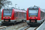 Die Dieseltriebwagen 623 521 und 623 019 warteten Anfang November 2020 am Bahnhof Stavenhagen auf die Weiterfahrt.
