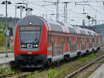 Der von 112 188 geschobenen RE5-Zug fährt gerade am Hauptbahnhof Neustrelitz ein.