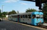   Wipperliese   Esslinger Triebwagen VT 408 ist gerade als RB 34791 von Wippra im Bahnhof Klostermansfeld eingefahren, KBS 337 Wippra - Helbra, fotografiert am 03.08.2012 --> Der Triebwagen wurde 1955 in der Maschinenfabrik Esslingen mit der Fabr.Nr. 25000 gebaut und ab 1958 bis zur Ausmusterung 1989 als VT 102 bei der Frankfurt - Knigsteiner Eisenbahn FKE eingesetzt. Weiterer Verbleib: 1989 bis 1993 Wrtembergische Eisenbahngesellschaft WEG --> 1993 bis 1997 Erms-Neckar-Bahn AG ENAG --> seit 1997 mit der aktuellen Reg.-Nr. 95 80 0301011-2-D-KML bei der Kreisbahn Mansfelder Land KML