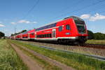 Ein Sonderzug, bestehend aus Dostowagen der Südostbayernbahn, fährt am 21.05.2018 durch Nassenheide.
Geschoben wird er von der 143 034-7.

