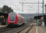 Ein Doppelstocksteuerwagen der Südostbayernbahn wird am 23. März 2014 durch Kronach in Richtung Saalfeld gezogen.