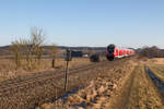 Da auf der KBS 940 zur Zeit am Sonntag Schienenersatzverkehr von Hörlkofen in Richtung Mühldorf besteht, pendeln zwei Doppelstockzüge zwischen erstgenanntem Ort und München Hbf. Ein solcher Zug zur bayrischen Landeshauptstadt wurde bei Unterschwillach am 19.02.17 fotografiert.