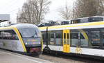 642 624 als RE 23403 aus Heilbronn  auf Gleis 3 spiegelt sich am 29.02.2020 in einem Flrt von GoAhead im Bahnhof Crailsheim.