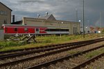 Ein Fahrradwagen (Dmd 498.1) der DB Regio Alb-Bodensee im neuen Design. 51 80 92-92 014-0 am 01.06.2016 in Friedrichshafen. Leider gab es keinen Standort, um den Wagen vollständig und ohne störenden Masten zu fotografieren. Aufnahme entstand vor der Schranke eines Bahnübergangs.