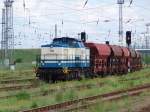 Die 1402(ex 202) der D&D Eisenbahngesellschaft bei der Einfahrt in den Cargo-Bahnhof Rostock-Seehafen.(04.06.05)