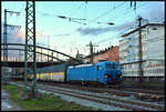 Blaue Stunde: Delta Rail 192 024 mit geschlossenen Autotransportwaggons am 20.11.2023 in Würzburg.