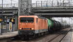 DeltaRail GmbH, Frankfurt (Oder) mit ihrer  212 001-2  (NVR:  91 80 6143 001-6 D-DELTA ) und einem Ganzzug Druckgaskesselwagen am 30.03.24 Durchfahrt Bahnhof Berlin Hohenschönhausen.