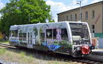 Die Dessauer Verkehrs- und Eisenbahngesellschaft (DVE) mit der sehr schön gestalteten (folierten)  672 915  Name;  Stadtwerke Dessau  (NVR:  9580 0 672 915-5 D-DVE ) Richtung Wörlitz