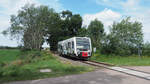 Auf seiner Fahrt gen Wörlitz ist DWE 27756 mit 672 913 kurz vor dem Bedarfshalt  Dessau-Adria . 
Im Hintergrund ist die BAB9 zu erkennen.

Dessau, der 04.07.2020 