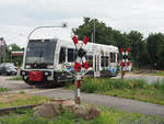 Auf seiner Fahrt gen Wörlitz ist DWE 27762 mit 672 913 kurz nach dem Start Dessau Hbf hier beim Überqueren der B184. 
Hinter dem Standort des Photographen ist der ehem.  Waggonbau .

Dessau, der 04.07.2020 