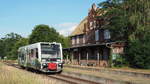 672 915 als DWE 27763 fährt nach kurzem Aufenthalt am (verrammelten und unbesetzten) Bahnhof Oranienbaum weiter, um dem Ziel Dessau Hbf entgegen zu streben.

Oranienbaum, der 25.07.2020