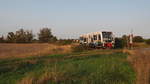 672 915 fährt als DWE 27763 hier vor der Stadtkulisse des Startortes Wörlitz.