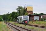 672 915 erreicht soeben Oranienbaum. Dieser Bahnhof wird mit Rückfallweichen im Zugleitbetrieb gesteuert. Hier kann bei mehreren Fahrzeugen auf der Strecke gekreuzt werden. 

Oranienbaum 27.07.2020