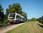 672 913 fährt als DWE 27772 Richtung Wörlitz, hier kurz vor dem Anfang der Muldebrücke  Wörlitzer Brücke  auf Höhe des Tierheims Dessau.

Dessau, der 09.09.2023