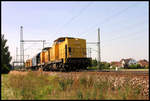 710964-8 ist hier zusammen mit 710966-3 von DGT und einem angehängten Kranzug am 12.9.2006 bei Dedensen auf dem Weg nach Seelze.