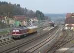 232 223-8 der DGT zieht am 31. März 2014 zwei Bauzugwagen durch Kronach in Richtung Lichtenfels.
