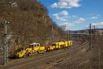 
Die Plasser & Theurer Universalstopfmaschine 08 - 275 Unimat 3S Y (Schweres Nebenfahrzeug Nr. 97 43 41 523 17 - 9) und die Plasser & Theurer Schotterverteil- und Planiermaschine SSP 110 SW (Schweres Nebenfahrzeug Nr. 97 16 40 575 18-1) beide Maschinen von der DGU (Deutsche Gleisbau Union) fahren am 05.04.2015 in Siegen vom Abstellbereich nun zum Einsatzort (Hbf Siegen). 

Die Unimat wurde 2001 von Plasser & Theurer unter der Fabriknummer 1172 gebaut und an die DGU geliefert. 

Die Schotterverteil- und Planiermaschine wurde 2002 von Plasser & Theurer unter der Fabriknummer 717 gebaut und an  Reisse Bau GmbH  geliefert, zwischenzeitlich war sie Struton Rail GmbH, nun ist sie bei der DGU angelangt.