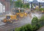 
Nach dem Stopfen folgt meist der Schotterplug....
Die Plasser & Theurer Schotterverteil- und Planiermaschine SSP 110 SW (Schweres Nebenfahrzeug Nr. 97 16 40 575 18-1) der DGU (Deutsche Gleisbau Union) am 16.05.2015 im Einsatz in Siegen zwischen Hauptbahnhof und Siegbrücke.

Die Schotterverteil- und Planiermaschine wurde 2002 von Plasser & Theurer unter der Fabriknummer 717 gebaut und an Reisse Bau GmbH geliefert, zwischenzeitlich war sie Struton Rail GmbH, nun ist sie bei der DGU angelangt.
