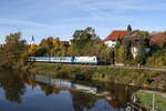 183 004 auf dem Weg nach Regensburg am 29. Oktober 2023 bei Volkmannsdorf.
