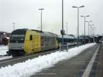 Abfahrt in Hof Hbf am 26.01.2011, die gelbe ER 20-007 fhrt vor dem ALEX nach Sden in Hof aus...  Leider haben Bahnsteigfotos einen altbekannten Nachteil, aber wie ersichtlich konnte man nicht weiter nach links - zeigen wollte ich es dennoch als Teil der kleinen Serie ber diesen Leiheinsatz.