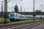 Der von 183 004 D-VBG geführte ALEX aus München wurde am 27.06.13 über den Rangierbahnhof Regensburg-Ost umgeleitet. Auf gleicher Höhe wartet ein Güterzug vor Haltsignal auf Freigabe. In der Regel beobachte ich die Situation anders herum. Der Güterzug wird in R-Ost eingeleitet, um die Strecke für den Personenverkehr frei zu halten.