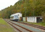 Der VT 064 der Vogtlandbahn wartete am 17.10.2021 in Adorf (Vogtl) auf neue Aufgaben.