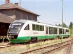 Am 28.07.2002 unternahm ein Desiro der Vogtlandbahn im Auftrag der Partei B'90 Die Grnen eine Sonderfahrt auf der Strecke Amberg-Schnaittenbach! Hier steht er vor dem Bahnhofsgebude Hirschau.