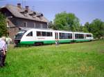Am 28.07.2002 unternahm ein Desiro der Vogtlandbahn im Auftrag der Partei B'90 Die Grnen eine Sonderfahrt auf der Strecke Amberg-Schnaittenbach! Hier steht er vor dem Bahnhofsgebude Schnaittenbach.
