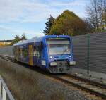 BR 650/RegioShuttle der Vogtlandbahn (Marke der Länderbahn) in blauer Lackierung mit Werbung für das EgroNetTicket. Aufgenommen am 12.11.22 in Gera Zwötzen.