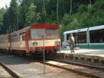 VT 40 der Vogtlandbahn am 24.06.2002 im tschechischen Grenzbahnhof Kraslice. Im Vordergrunde ein tschechischer Personenzug.