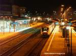 Im Winterhalbjahr sind Nachtaufnahme auch um 17.30 nach der Arbeit mglich: Im Hbf Hof steht der kurz vorher eingefahrene Desiro der VGB, hinten die bekannte Kf III des Werkes Hof erkennbar. 3.11.2009