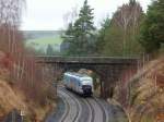 Hier, kurz vor Martinlamitz, sollte der ALEX Dosto-Zug auf dem falschen Gleis kommen. Was nach langer Wartezeit fuhr, war der VGB VT 06, der Werbe-Desiro auf dem Weg nach Hof. Als ich dann wegging und auf der Brcke war, da kam er natrlich. brigens auf dem hier links sichtbaren richtigen Gleis. Aber der VT, der genau in der Kurve unter das Brckle passt, der gefllt mir auch sehr gut. Strt mich auch net, dass es ein Nachschuss ist...