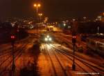 Der erste Dezember-Schnee liegt auf den Gleisen in der Einfahrt von Hof Hbf. Ein kleiner VGB- Triebwagen (VT 39?) kommt aus Sachsen herein... Foto vom 15.12.2009.