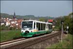 VT40 und ein Schwestertriebzug verlassen als RB 34213, Lichtenfels - Neuenmarkt-Wirsberg, die Gemeinde Untersteinbach. Die Vogtlandbahn fhrt hier im Auftrag der DB. (22.05.2010)