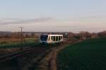 Von den letzten Sonnenstrahlen des Tages angestrahlt wird VT45, als VBG83215 nach Schleiz West, zwischen Mühltroff und Langenbuch am 03.12.2006. (KB-Dia)