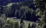 Ein unbekannter 654er als VBG20820 (Falkenau -) Graslitz - Zwotental zwischen Zwota-Zechenbach und Zwotental, 14.7.011. Von der Waldarbeitersiedlung (Oberzwota) aus fotografiert.