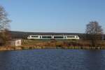 Der VT 08 der Vogtlandbahn pendelte am 27.11.2011 als Sonderzug auf der Strecke Amberg – Schnaittenbach. Zu sehen ist der Zug vor einem Teich bei Schweighof.