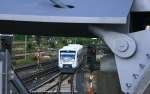 Interessanter Durchblick am Hofer Hbf mit dem Widerlager des neuen Luftstegs. VT 57 der VBG, ein neuer RS 1, kommt nach Hof rein und wird bald auf Gleis 1b zum stehen kommen. Foto vom 9.7.2012